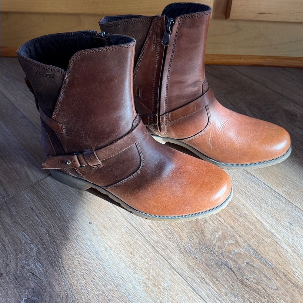 Size 7.5 TEVA deLavina low boots brand new